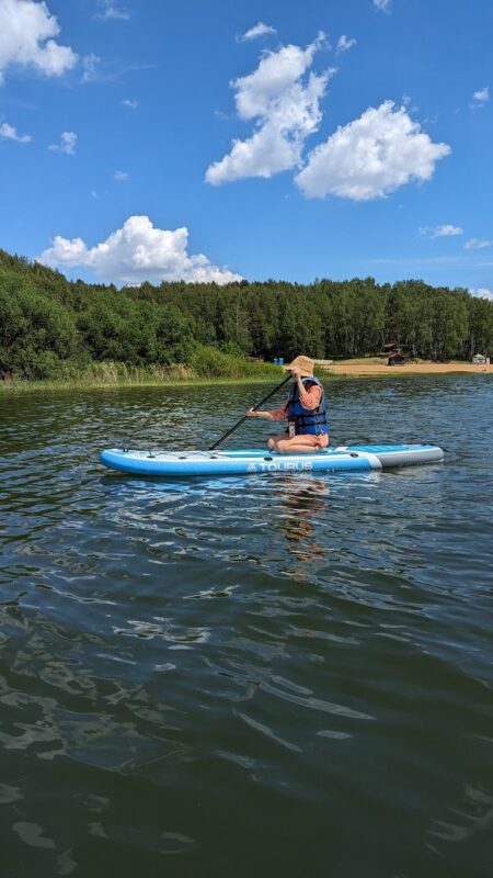 Лесные пейзажи, холмы и красивые загородные дома.